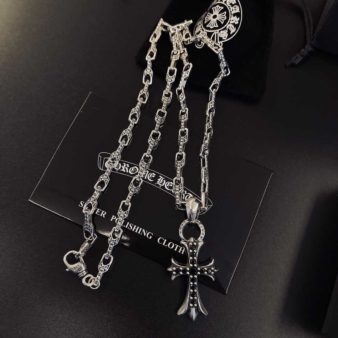 クロムハーツ「Chrome Hearts」のクラシックネックレス - 日常に上品なアクセントを添えるユニセックスモデル