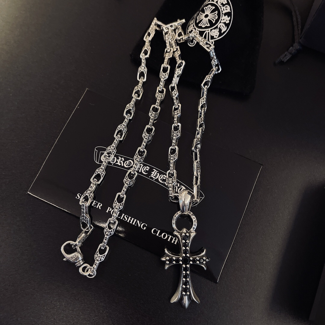 クロムハーツ「Chrome Hearts」のクラシックネックレス - 日常に上品なアクセントを添えるユニセックスモデル