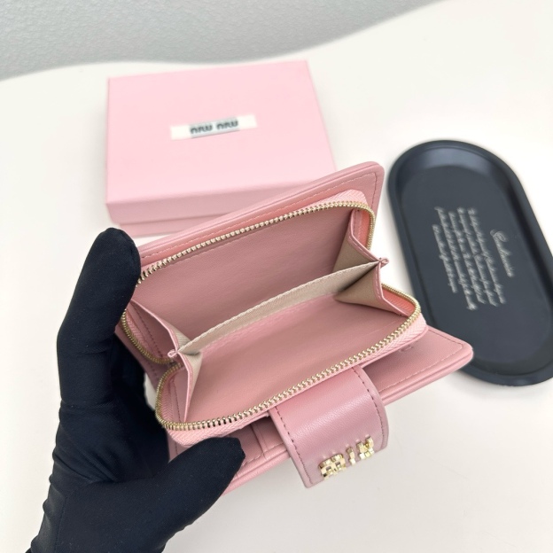 ミュウミュウ「Miu Miu」ミュウミュウ ラムスキン コンパクトウォレット 8357 / 二つ折り財布