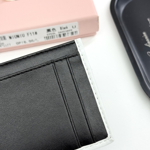 ミュウミュウ「Miu Miu」ミュウミュウ マテラッセ ラムスキン マルチウォレット F11 / コンパクトウォレット.