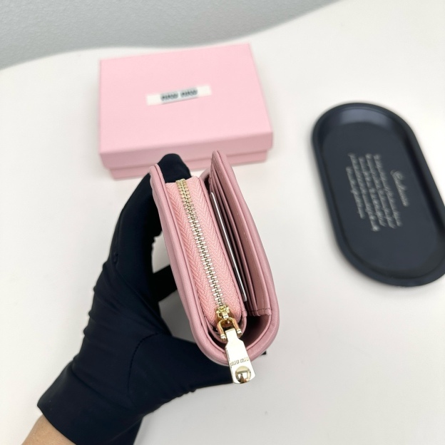 ミュウミュウ「Miu Miu」ミュウミュウ ラムスキン コンパクトウォレット 8357 / 二つ折り財布