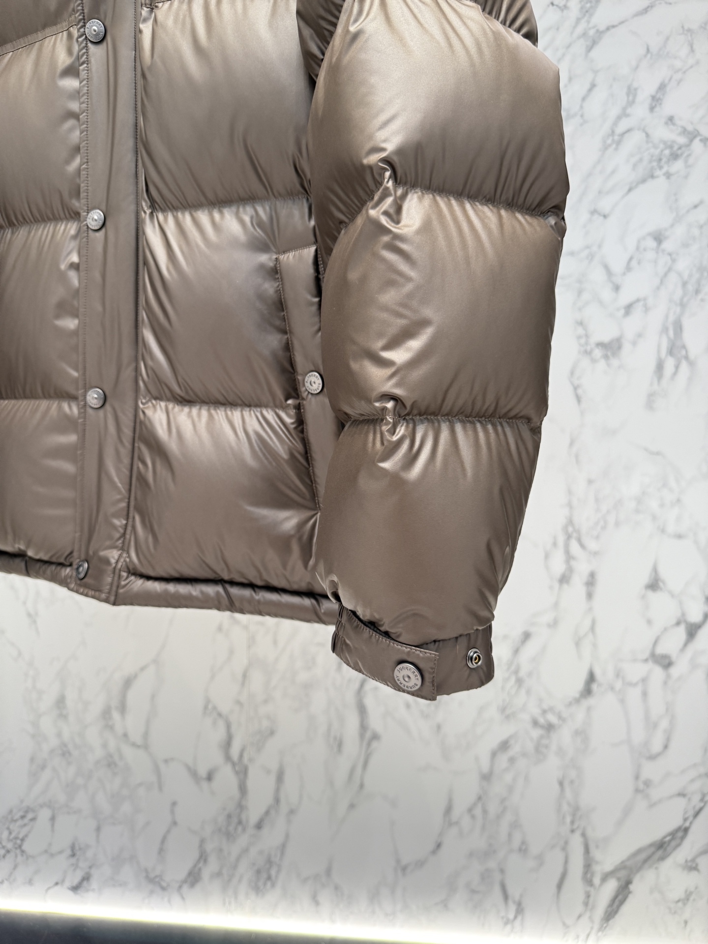 バーバリー「Burberry」秋冬ショート丈防寒ダウンジャケット