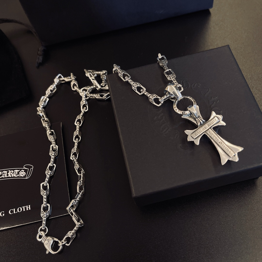 クロムハーツ「Chrome Hearts」のクラシックネックレス - 日常に上品なアクセントを添えるユニセックスモデル