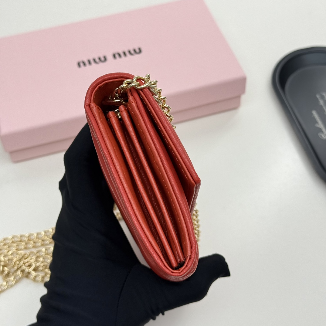 ミュウミュウ「Miu Miu」ミュウミュウ マテラッセ ラムスキン コンパクトウォレット 9886 / 二つ折り財布