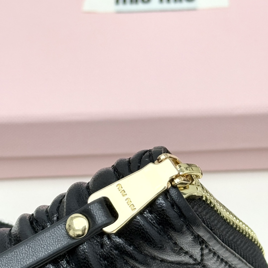 ミュウミュウ「Miu Miu」ミュウミュウ マテラッセ ラムスキン カードケース 793 / カードホルダー