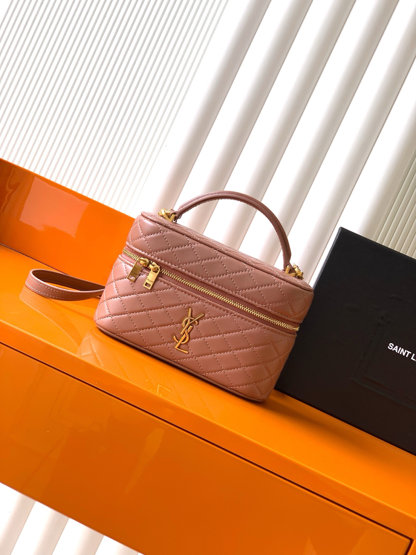 サンローラン「Saint Laurent」ギャビー ヴァニティバッグ（ラムスキン）