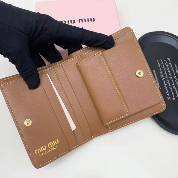 ミュウミュウ「Miu Miu」ミュウミュウ カーフスキン コンパクトウォレット 5238 / 二つ折り財布