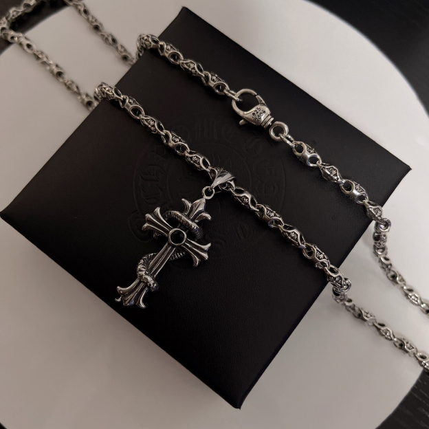 クロムハーツ「Chrome Hearts」のクラシックネックレス - 日常に上品なアクセントを添えるユニセックスモデル