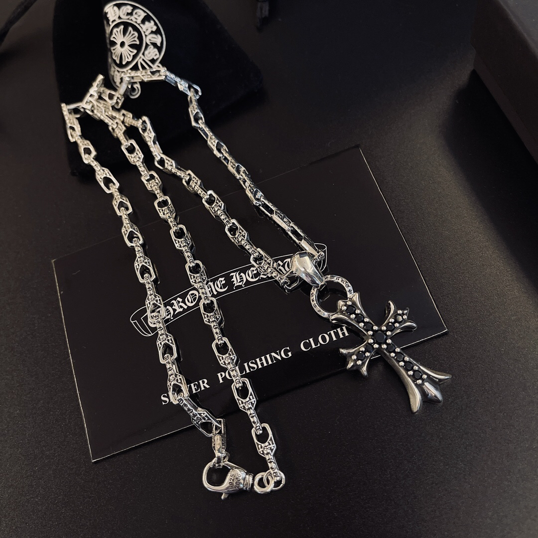 クロムハーツ「Chrome Hearts」のクラシックネックレス - 日常に上品なアクセントを添えるユニセックスモデル