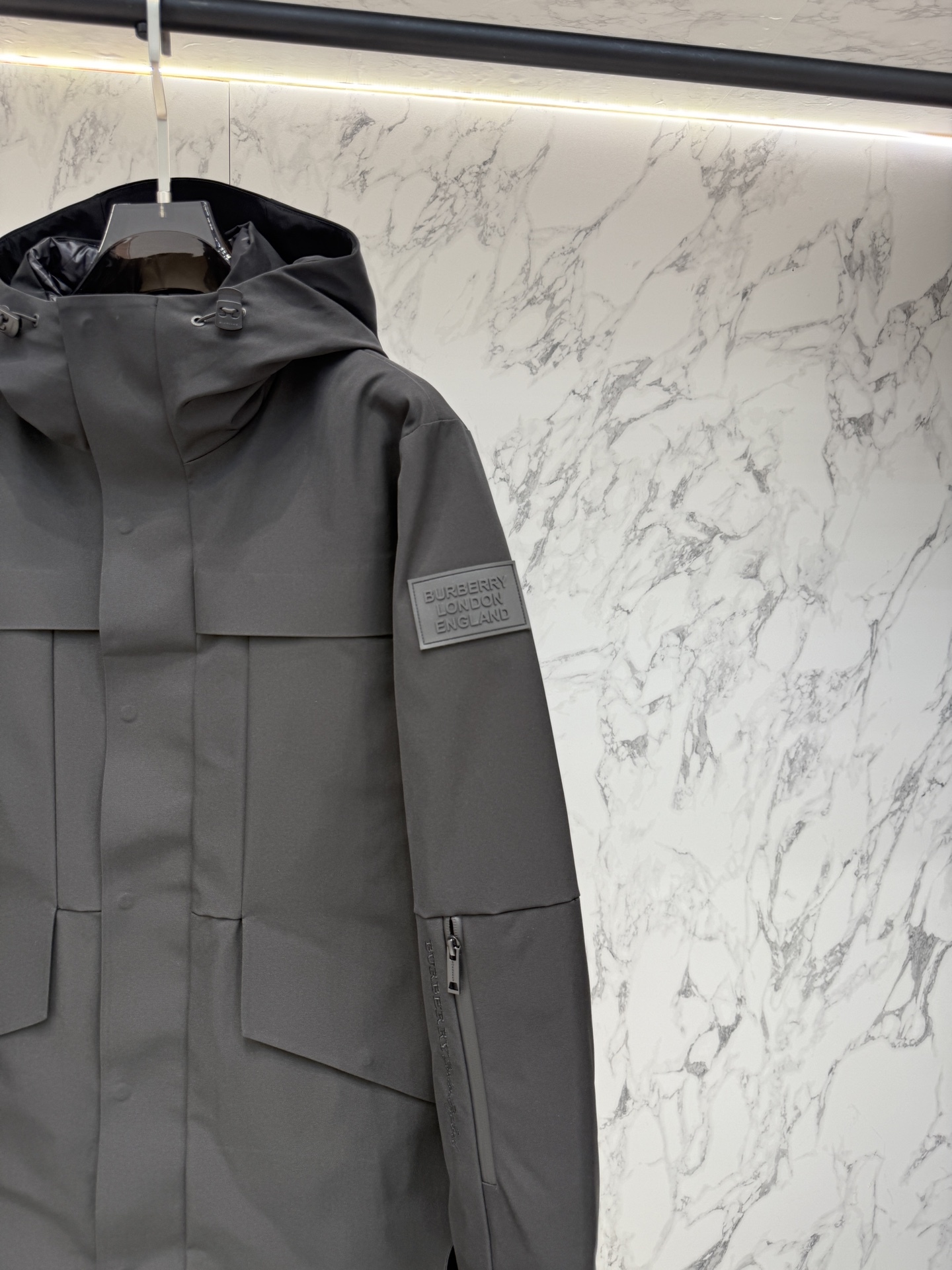 バーバリー「Burberry」秋冬ミドル丈フード付きダウンジャケット