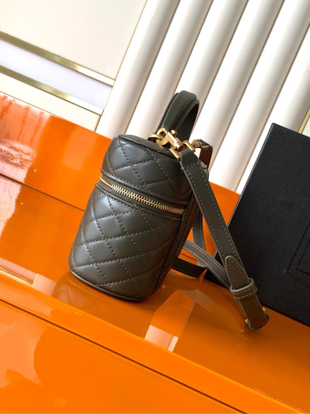 サンローラン「Saint Laurent」ギャビー ヴァニティバッグ（ラムスキン）