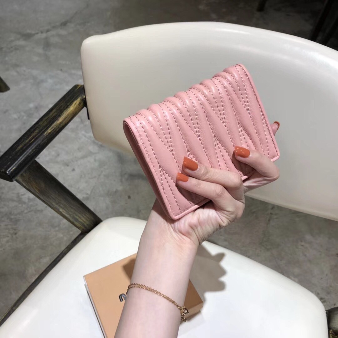 ミュウミュウ「Miu Miu」ミュウミュウ ラムスキン コンパクトバッグ 5439 / ショルダーバッグ