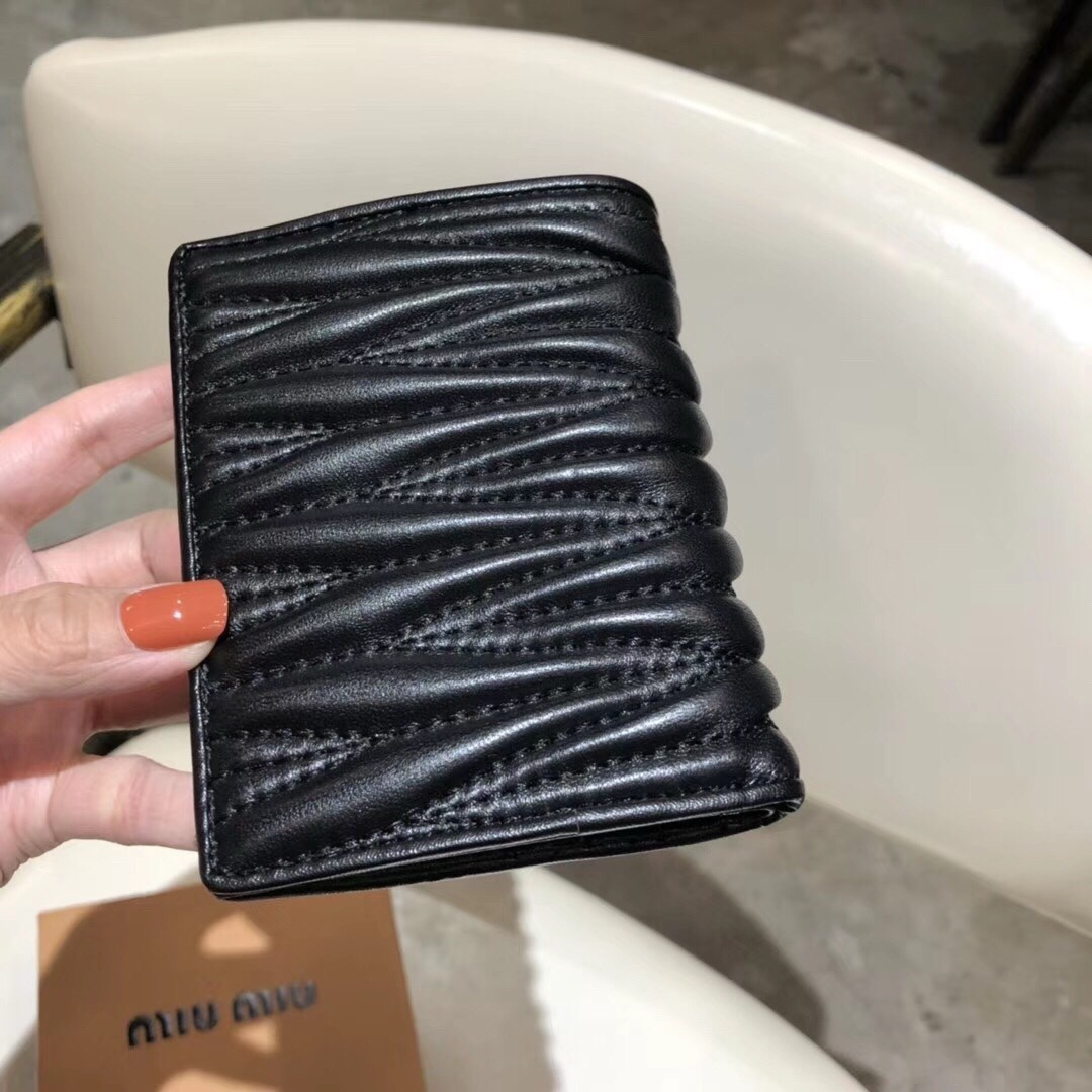 ミュウミュウ「Miu Miu」ミュウミュウ ラムスキン コンパクトバッグ 5439 / ショルダーバッグ