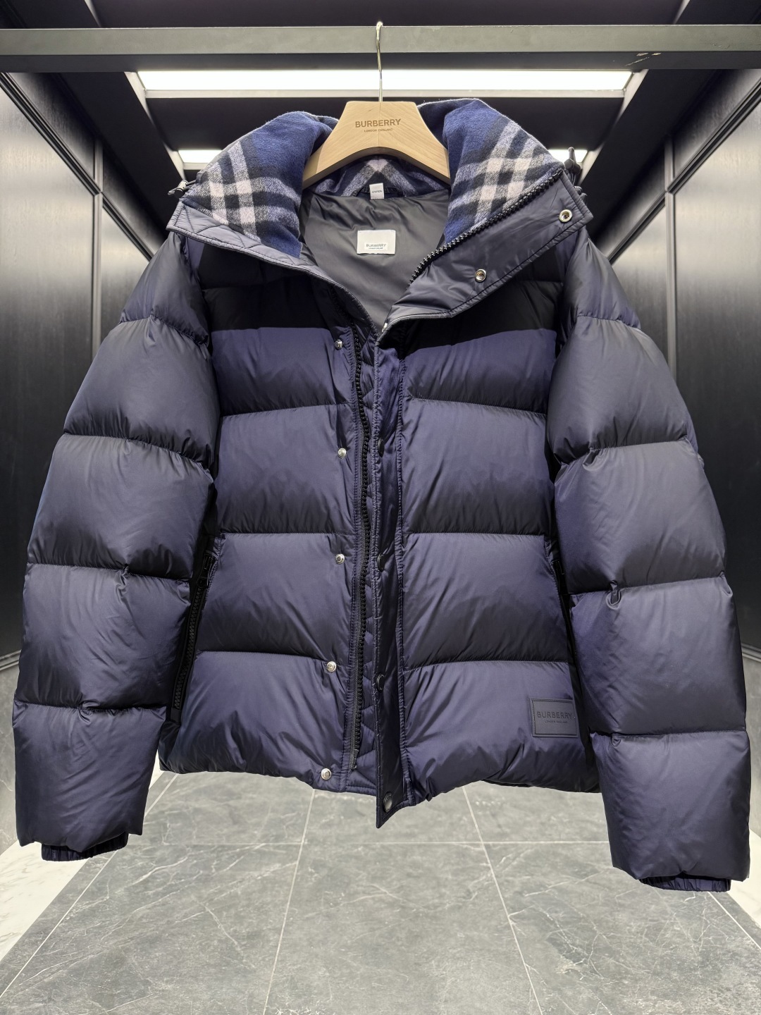 バーバリー「Burberry」クラシックウールチェックカラーナイロンダウンジャケット