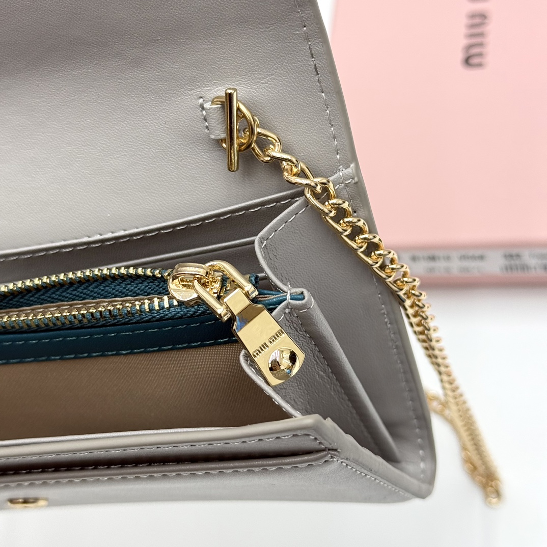 ミュウミュウ「Miu Miu」ミュウミュウ レザーミニバッグ V06 / ハンドバッグ