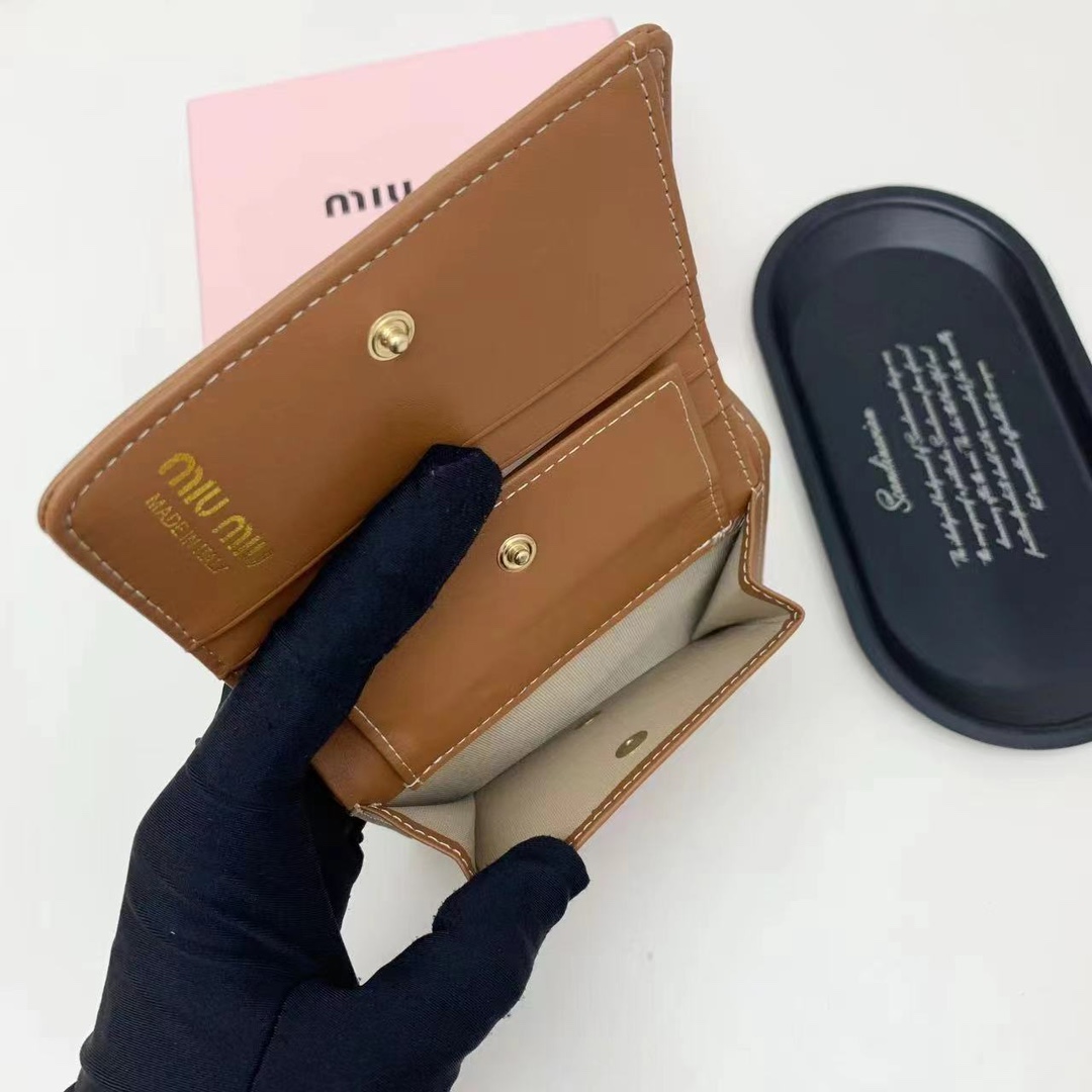 ミュウミュウ「Miu Miu」ミュウミュウ カーフスキン コンパクトウォレット 5238 / 二つ折り財布