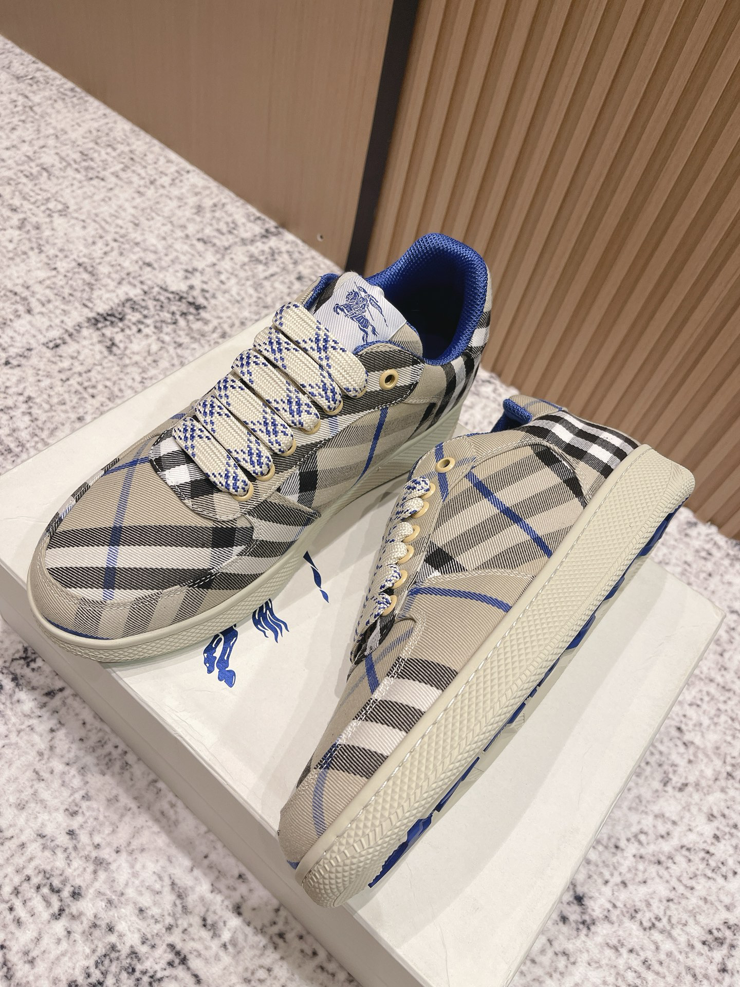 バーバリー「Burberry」バーバリー ボックス スニーカー / プレミアムレザースニーカー