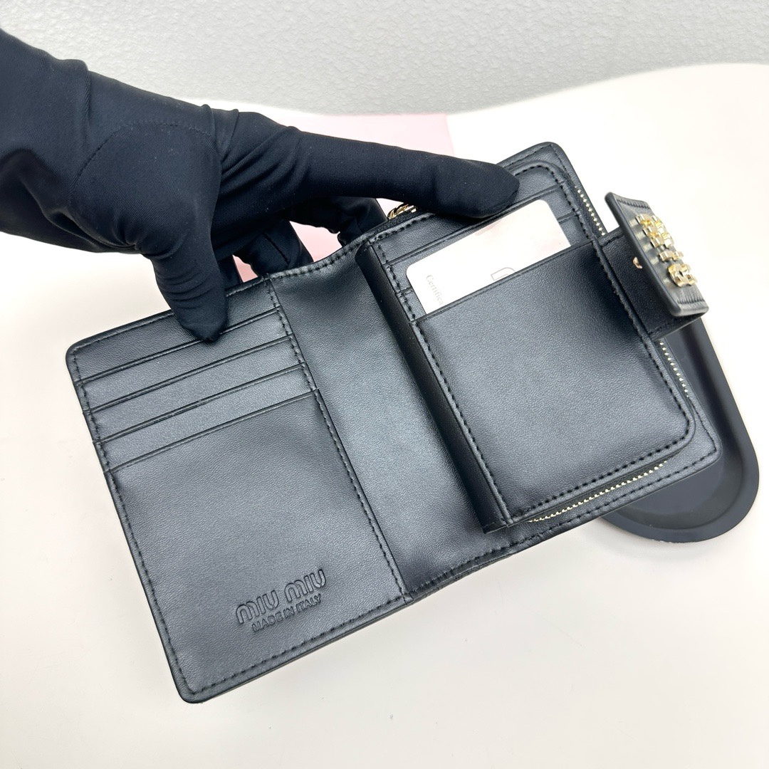 ミュウミュウ「Miu Miu」ミュウミュウ ラムスキン コンパクトウォレット 8357 / 二つ折り財布