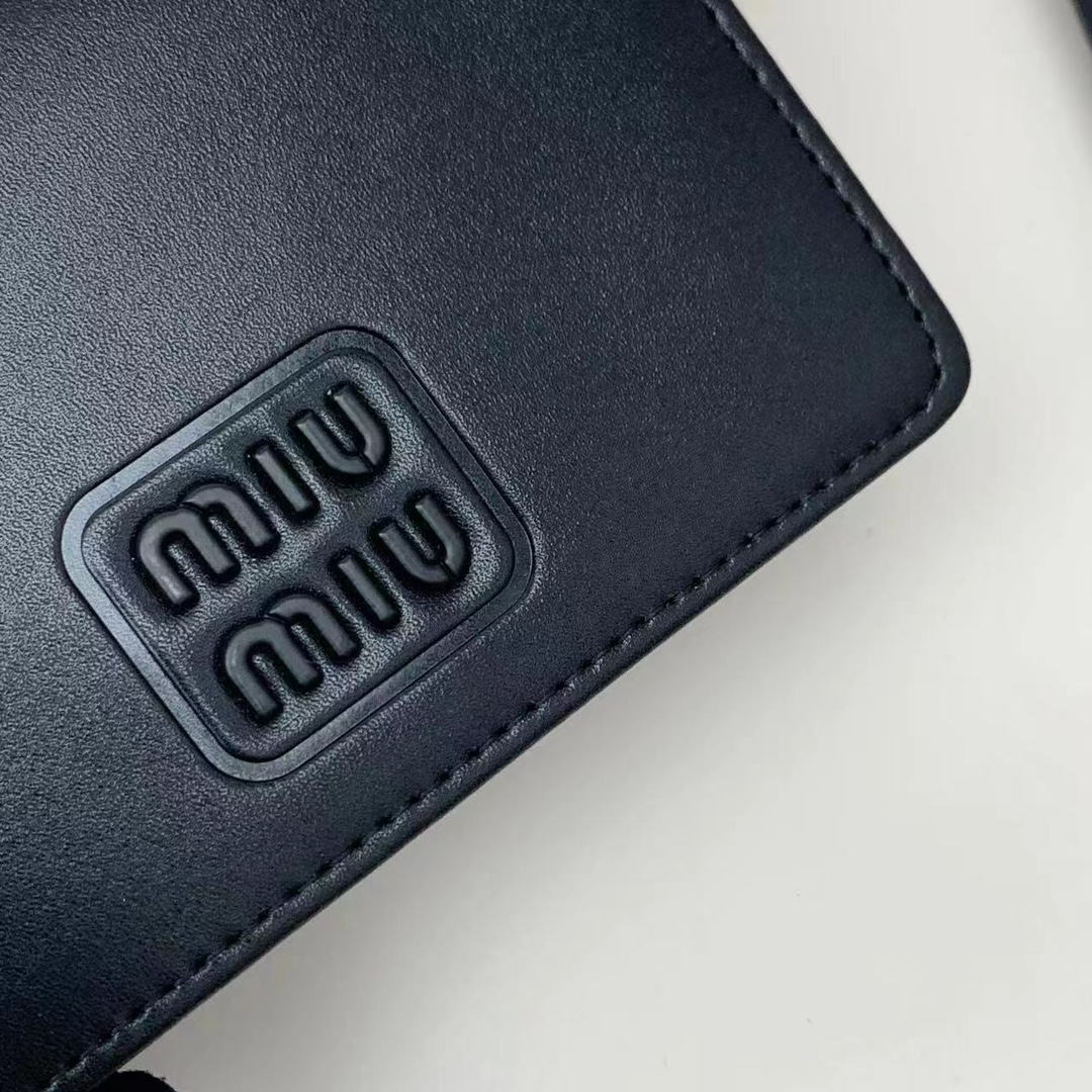 ミュウミュウ「Miu Miu」ミュウミュウ カーフスキン コンパクトウォレット 5238 / 二つ折り財布