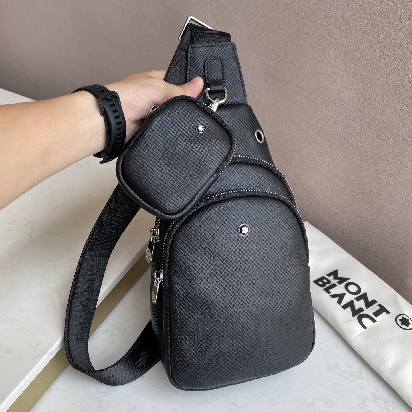 モンブラン 「Montblanc」モンブラン メンズレザーチェストバッグ / クロスボディバッグ