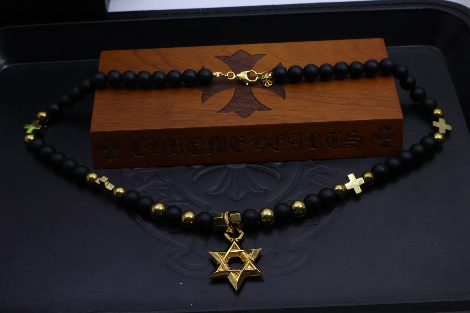クロムハーツ「Chrome Hearts」ブラックビーズ＆クロス ペンダントネックレス