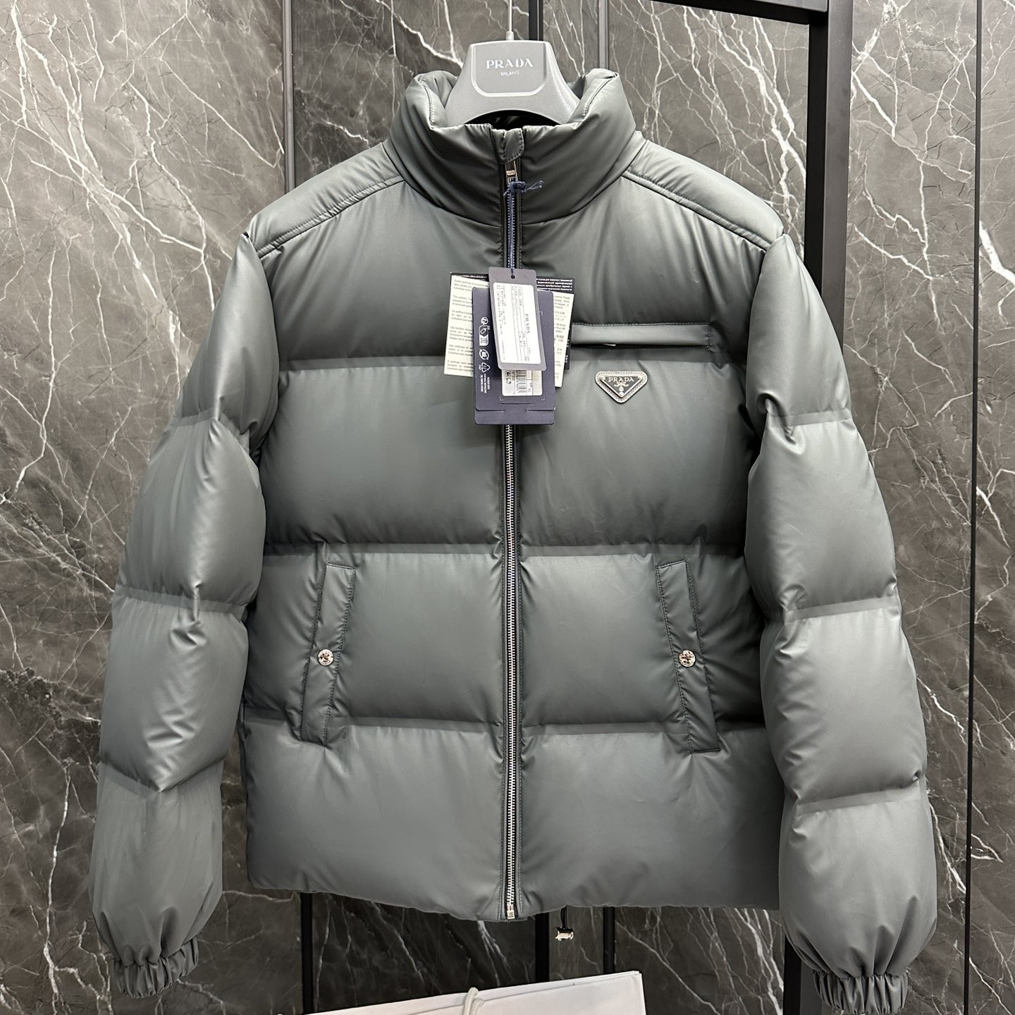 PRADA メンズダウンジャケット 高級グレー