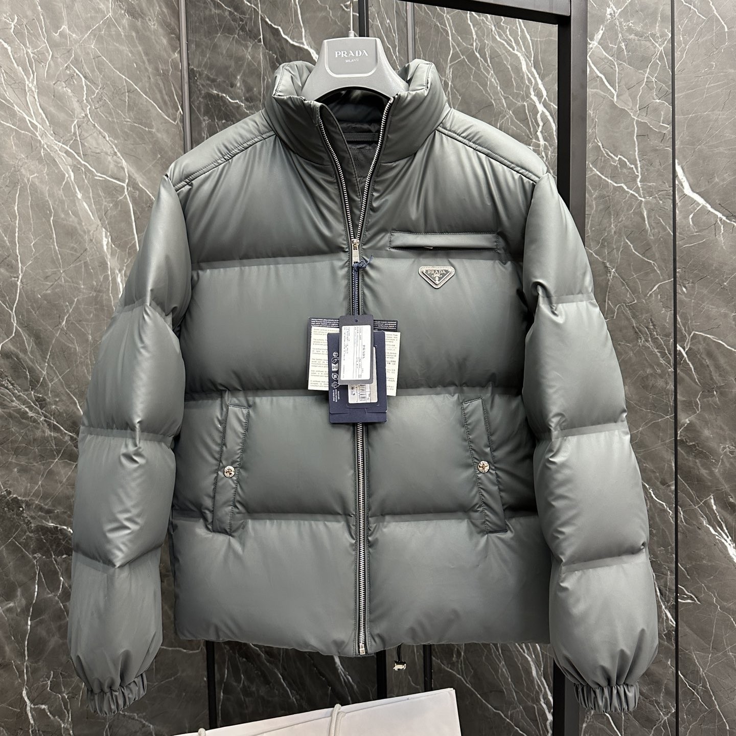 PRADA メンズダウンジャケット 高級グレー