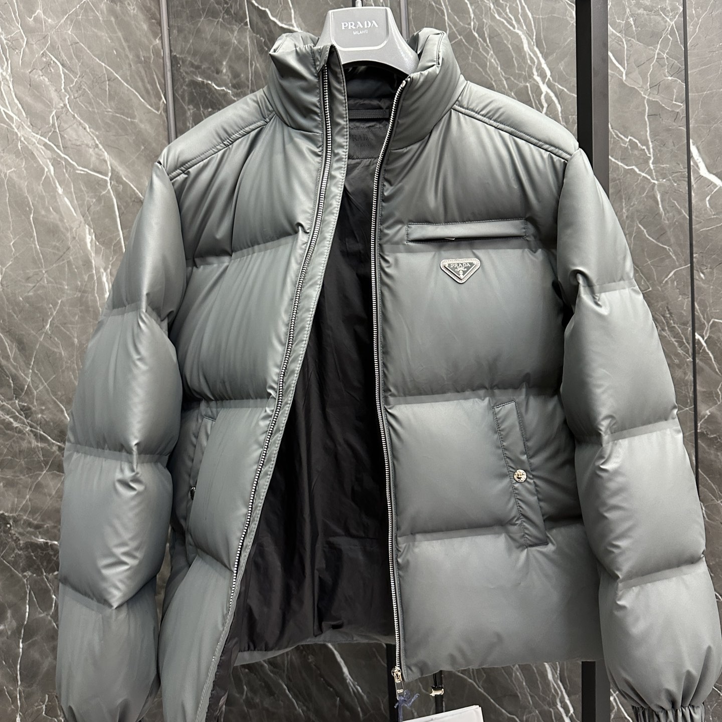 PRADA メンズダウンジャケット 高級グレー