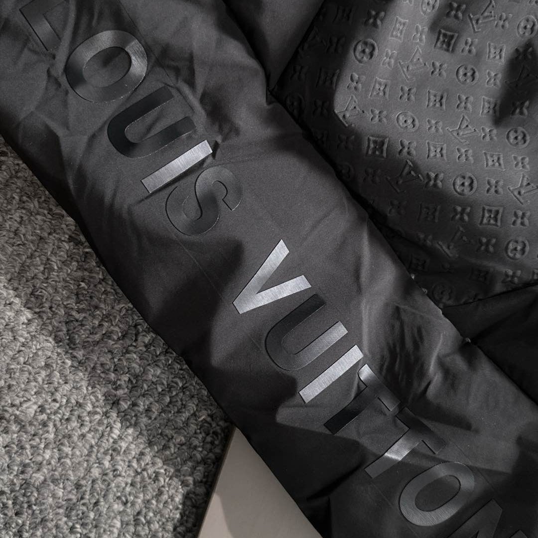 LOUIS VUITTON ルイ・ヴィトン FW2025秋冬新款 モノグラムエンボス フード付きダウンジャケット