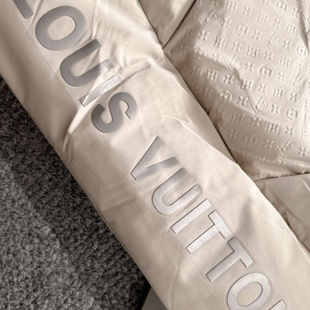 LOUIS VUITTON ルイヴィトン FW2025秋冬新作 ダウンジャケット Lvロゴ圧花 老花柄拼接 フード付き