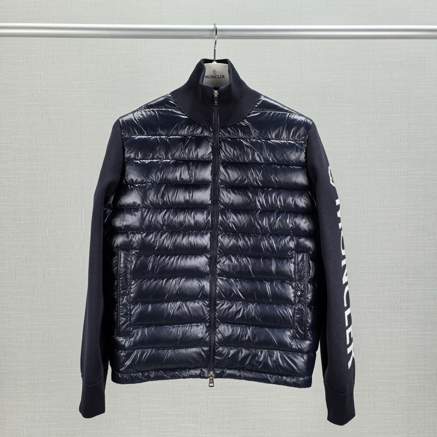 MONCLER モンクレール M29 パイロットカラー ニットリボン LOGOプリント ダウンジャケット ブラック/ネイビー