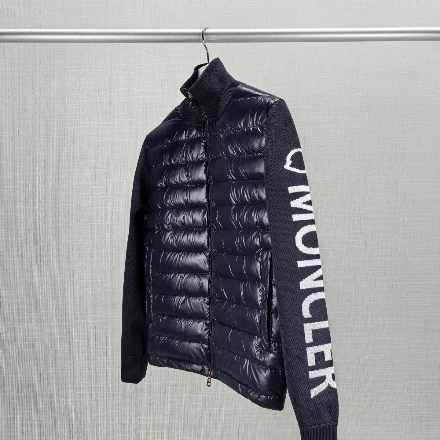 MONCLER モンクレール M29 パイロットカラー ニットリボン LOGOプリント ダウンジャケット ブラック/ネイビー