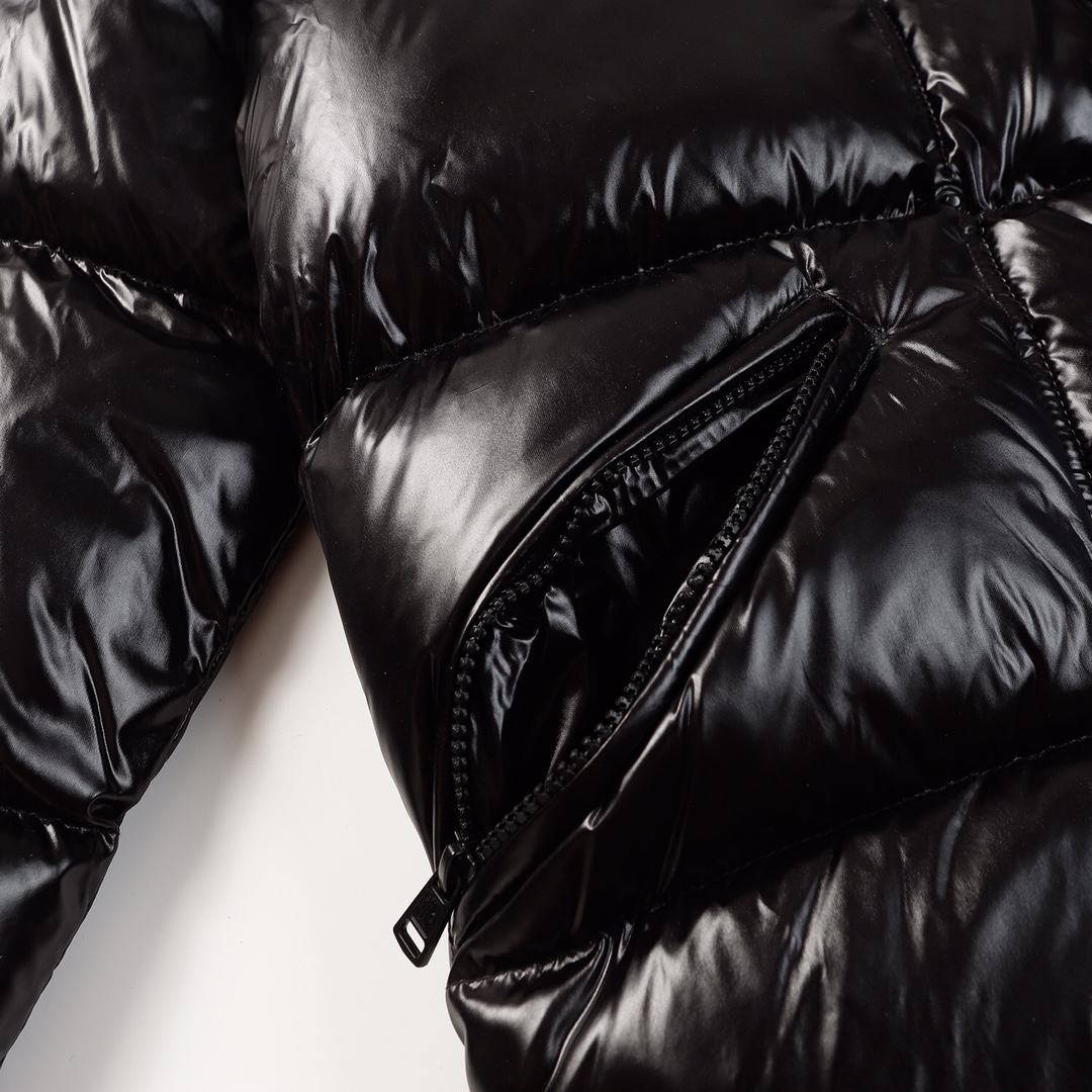 【MONCLER】（モンクレール） ダウンジャケット