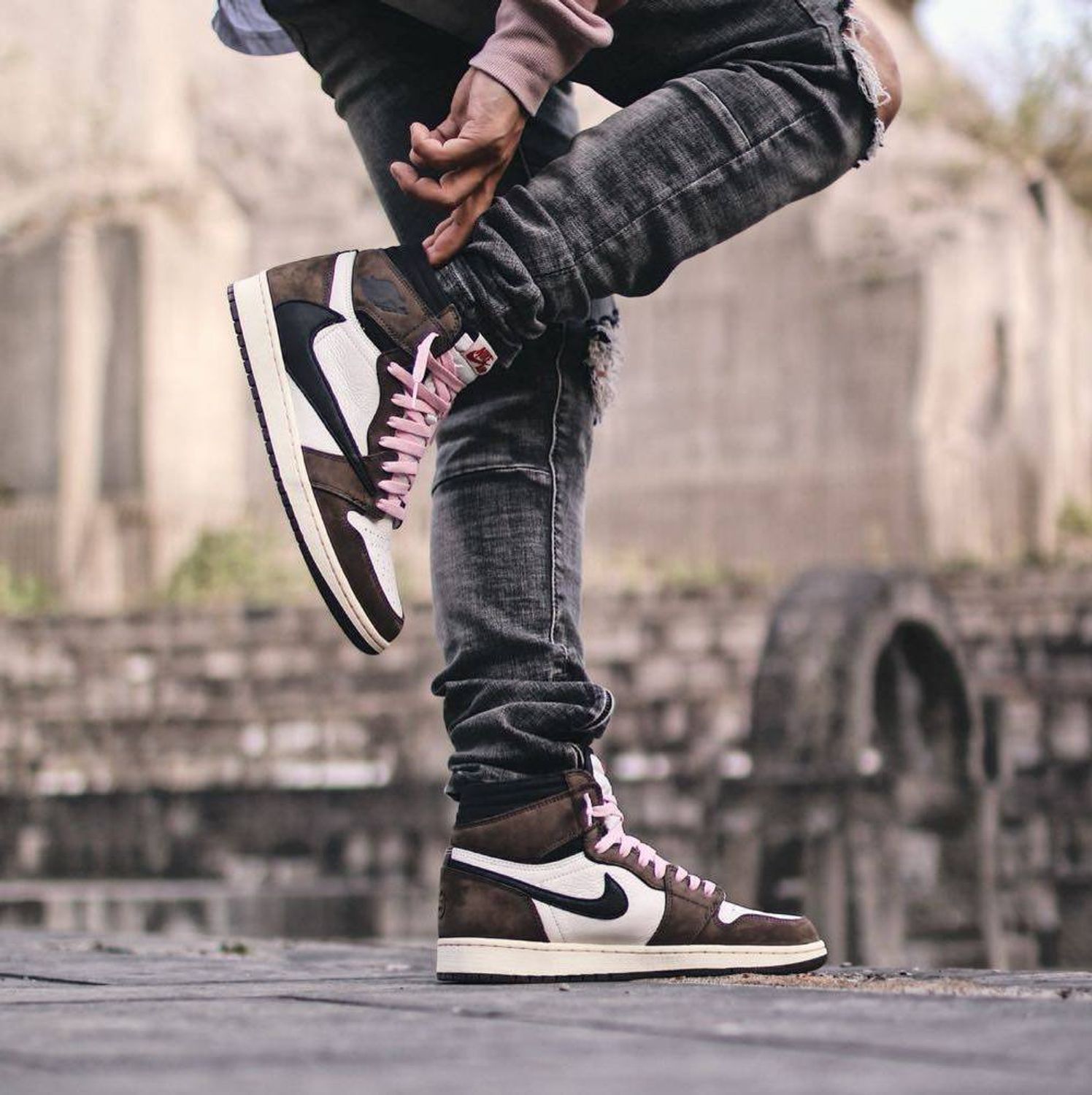 【人気急上昇で入手困難!】NIKE Jordan 1 Retro High Travis Scott ジョーダン 1 レトロ