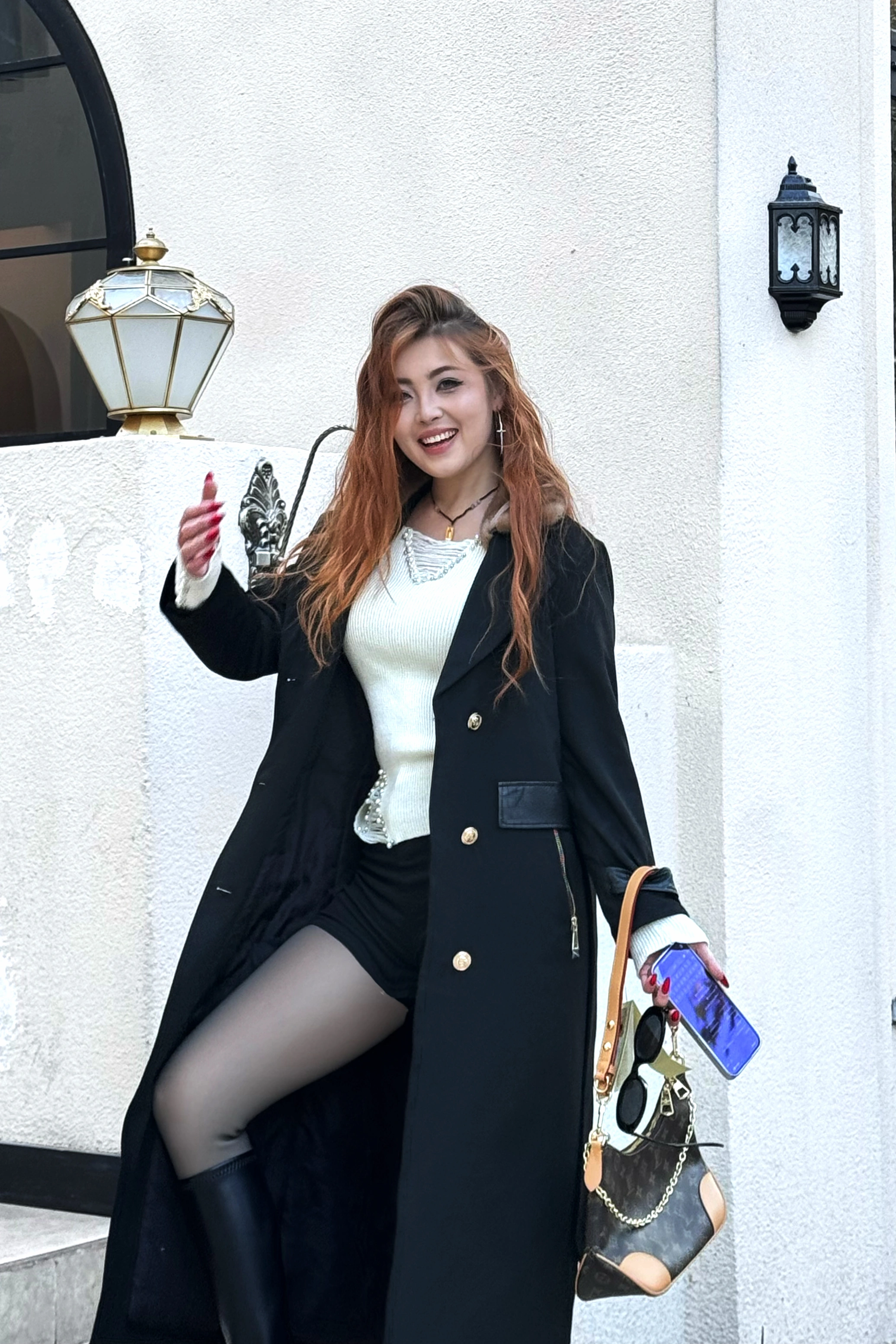 Элегантное пальто из натурального бобра с кожаными элементами, черное