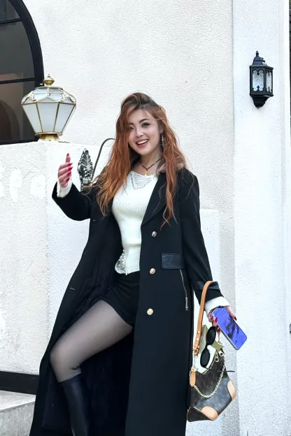 Элегантное пальто из натурального бобра с кожаными элементами, черное