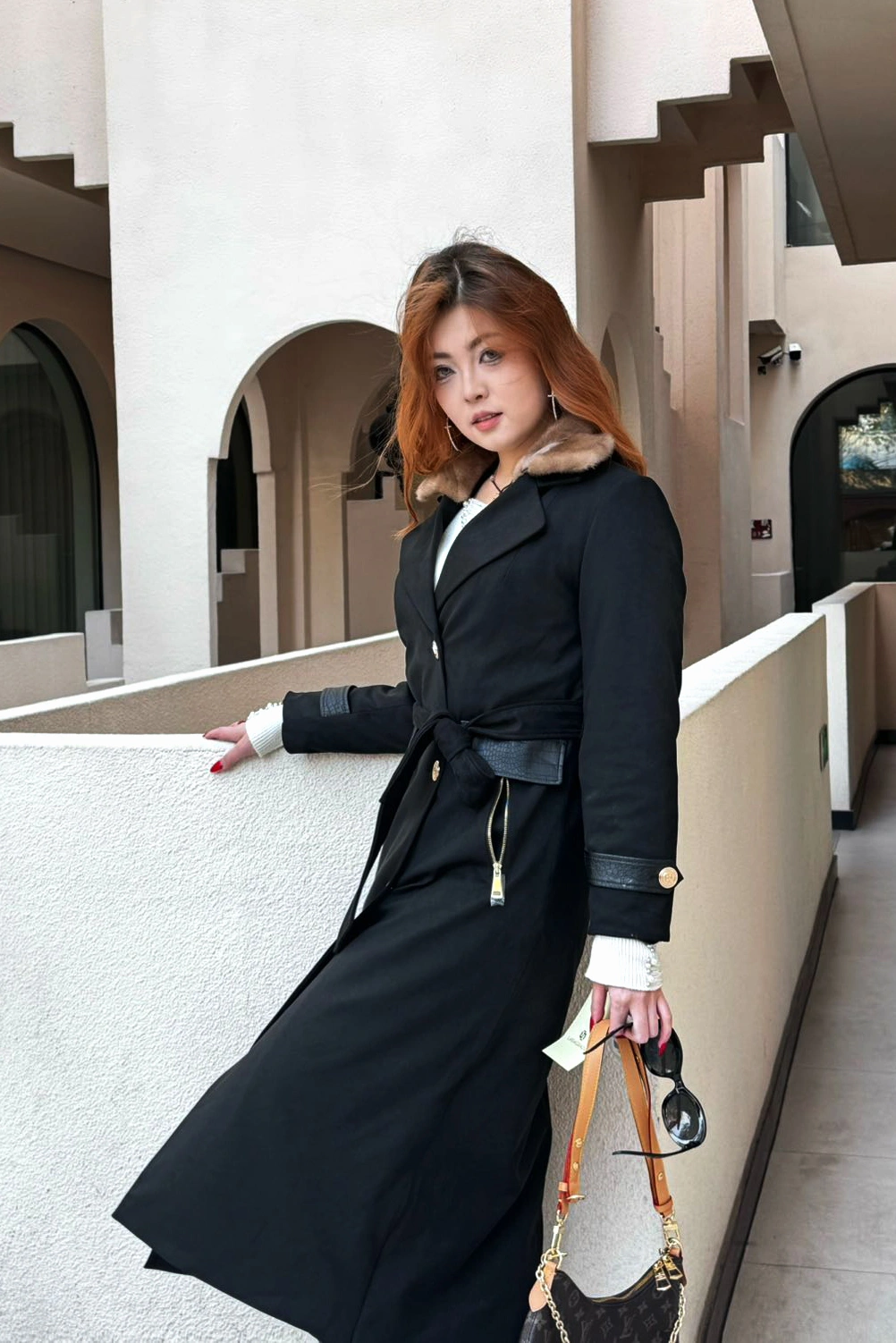 Элегантное пальто из натурального бобра с кожаными элементами, черное