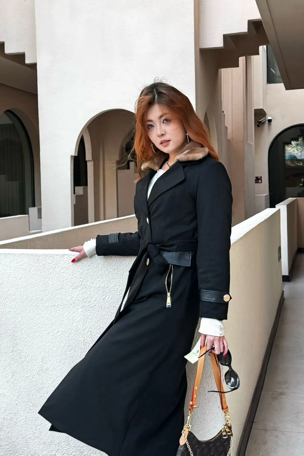 Элегантное пальто из натурального бобра с кожаными элементами, черное