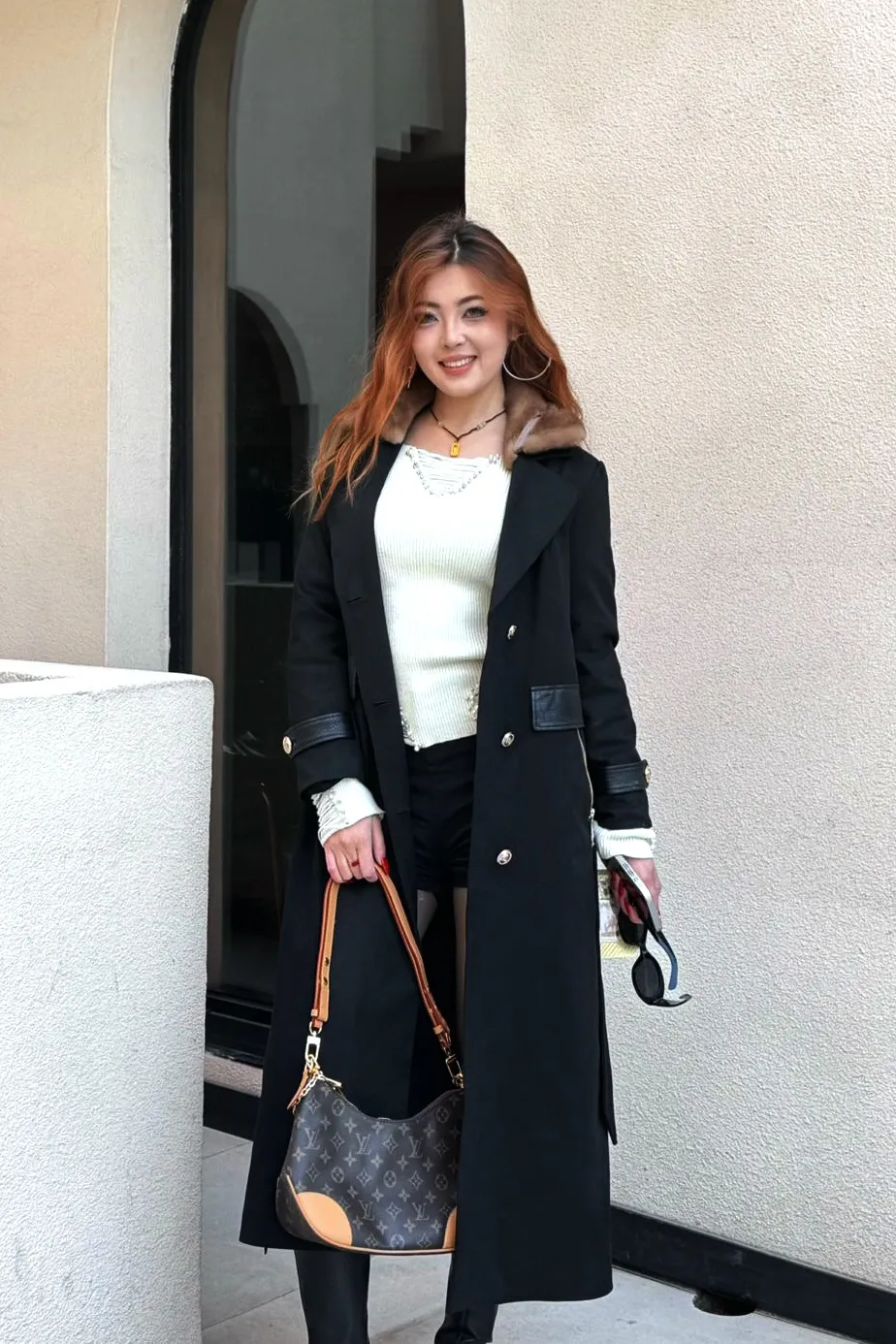 Элегантное пальто из натурального бобра с кожаными элементами, черное