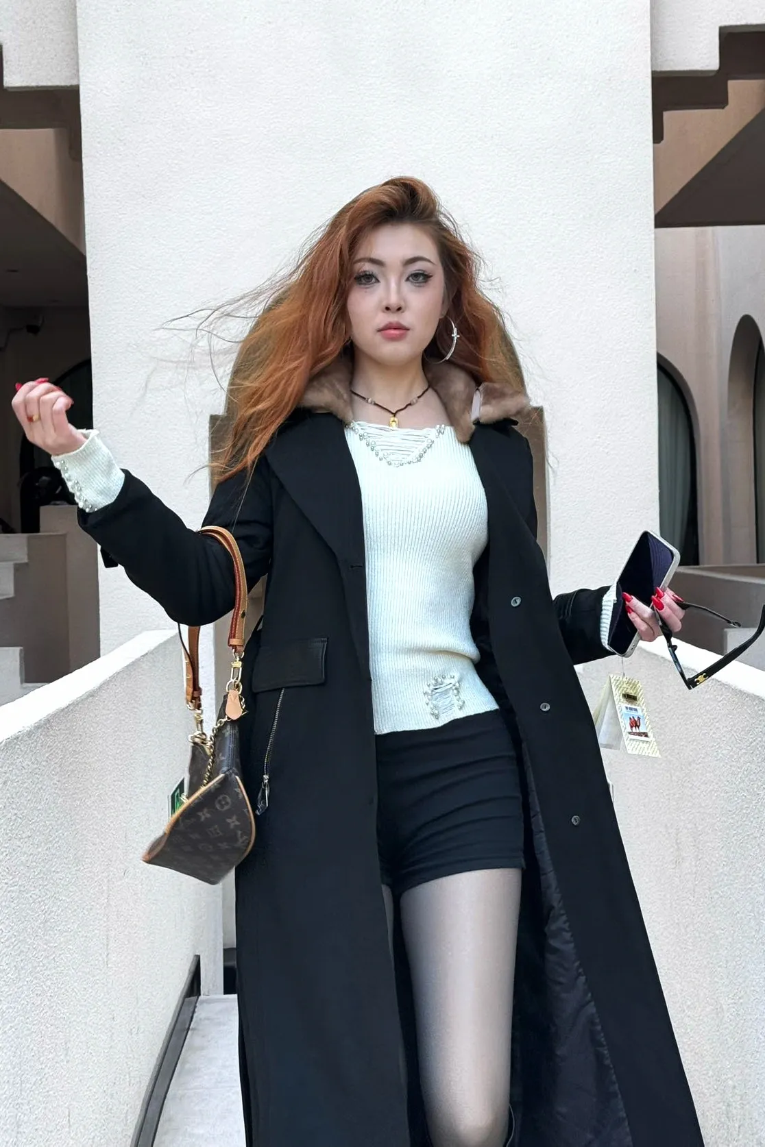 Элегантное пальто из натурального бобра с кожаными элементами, черное