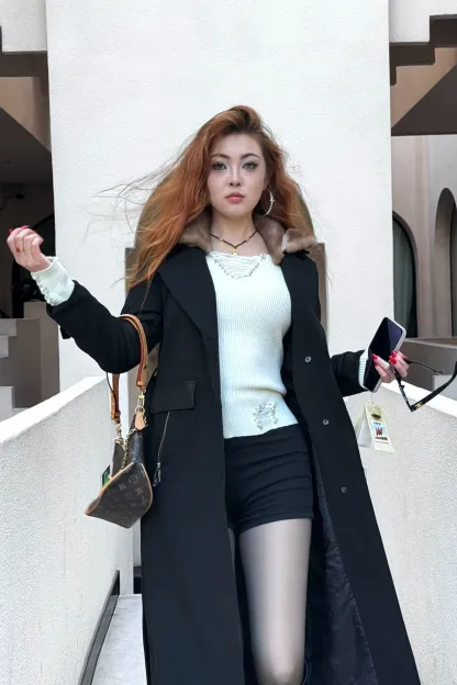 Элегантное пальто из натурального бобра с кожаными элементами, черное