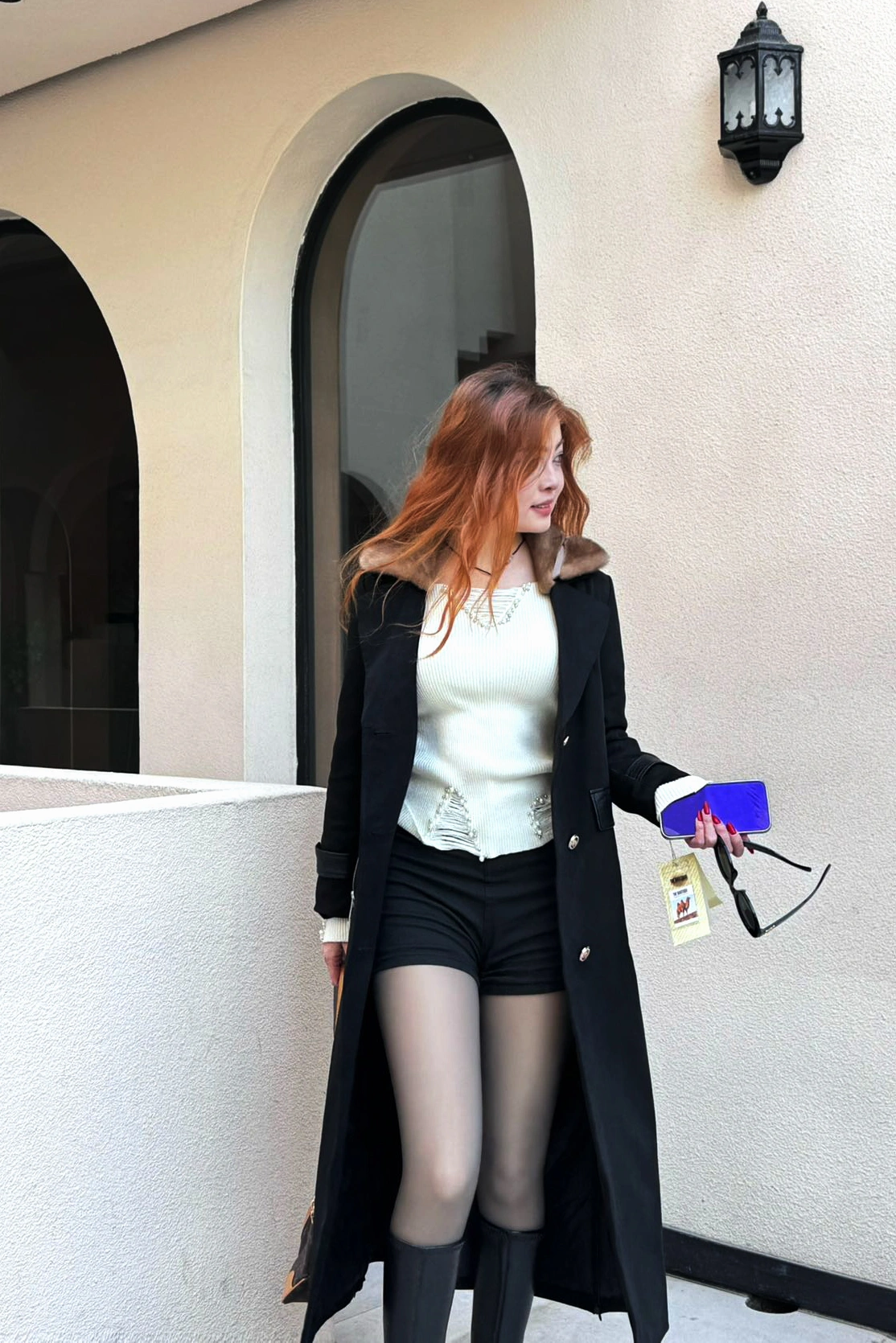 Элегантное пальто из натурального бобра с кожаными элементами, черное