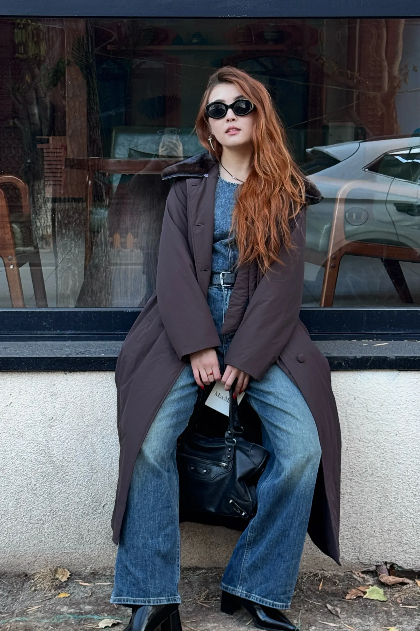 Каштановое пальто из натурального бобра с меховым воротником