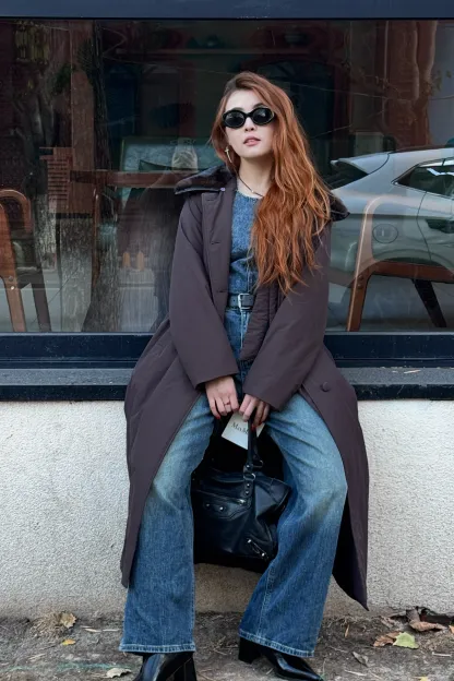 Каштановое пальто из натурального бобра с меховым воротником