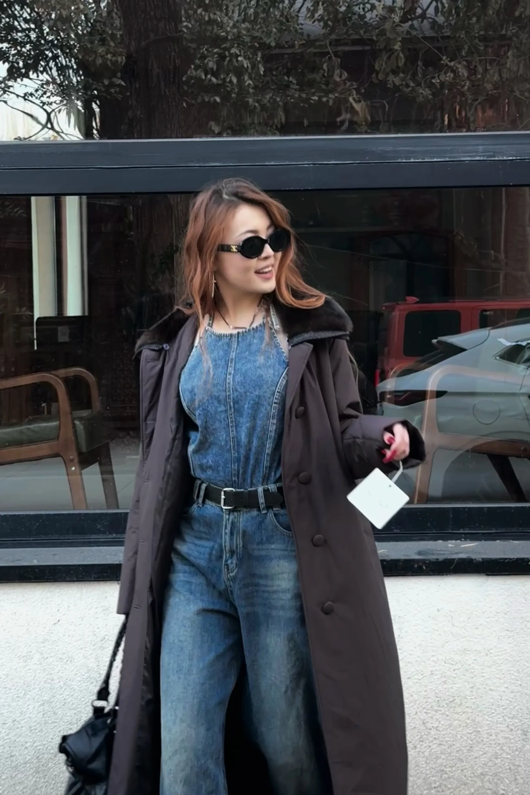 Каштановое пальто из натурального бобра с меховым воротником