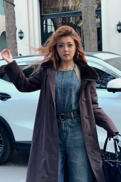 Каштановое пальто из натурального бобра с меховым воротником