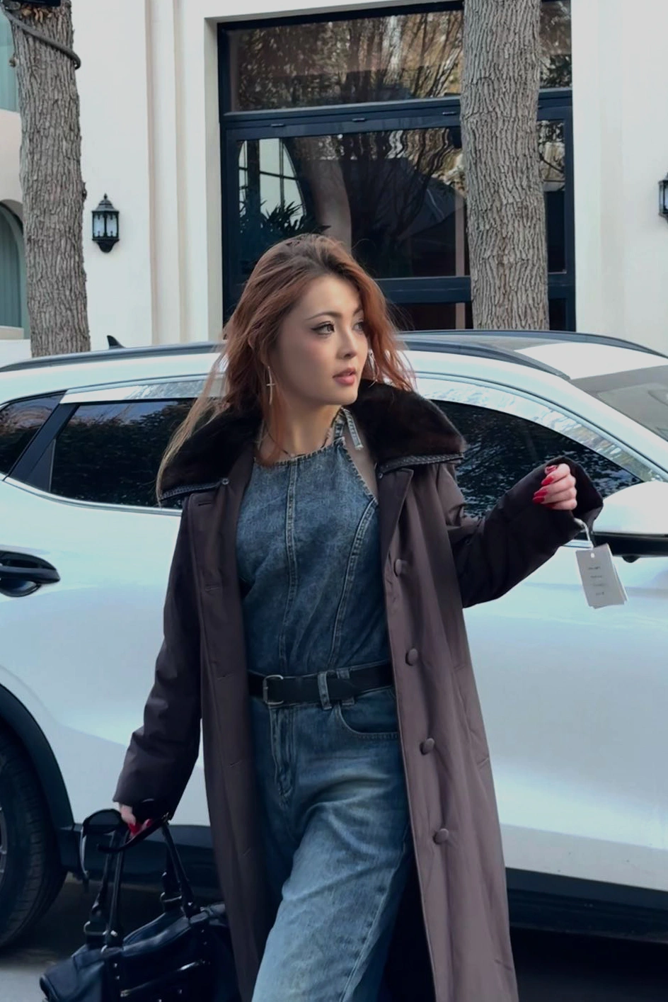 Каштановое пальто из натурального бобра с меховым воротником