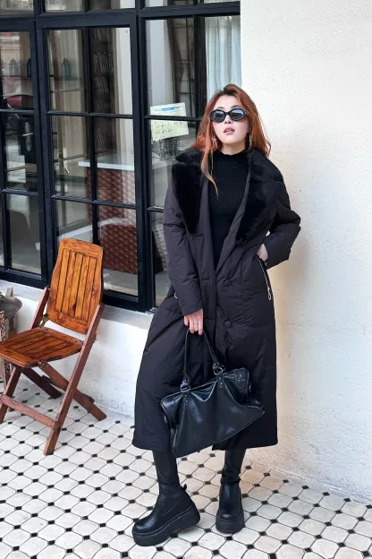 Қара түлкі жағалы ұзын жылы пальто