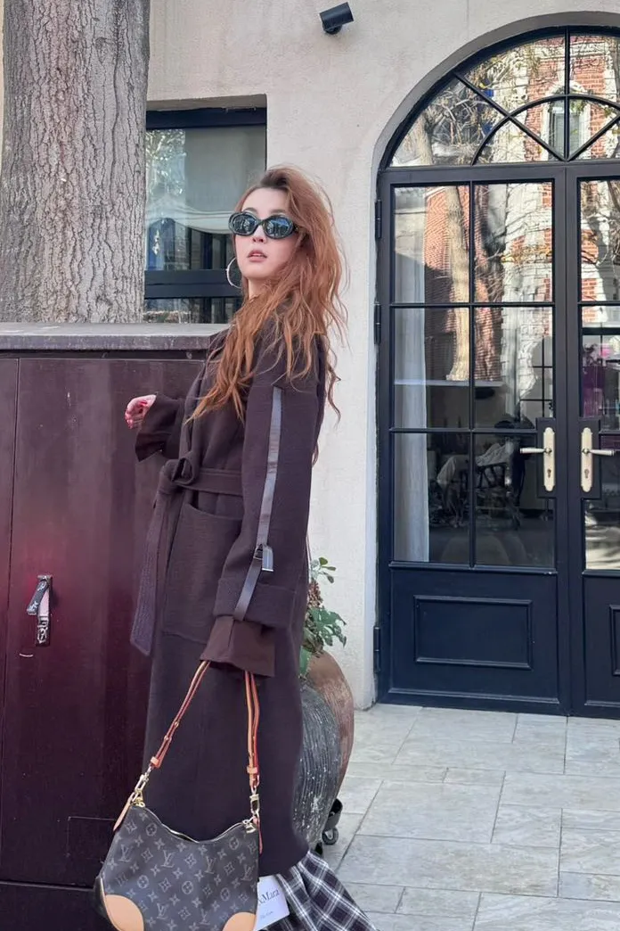 Қоңыр жүннен тігілген белбеулі ұзын пальто