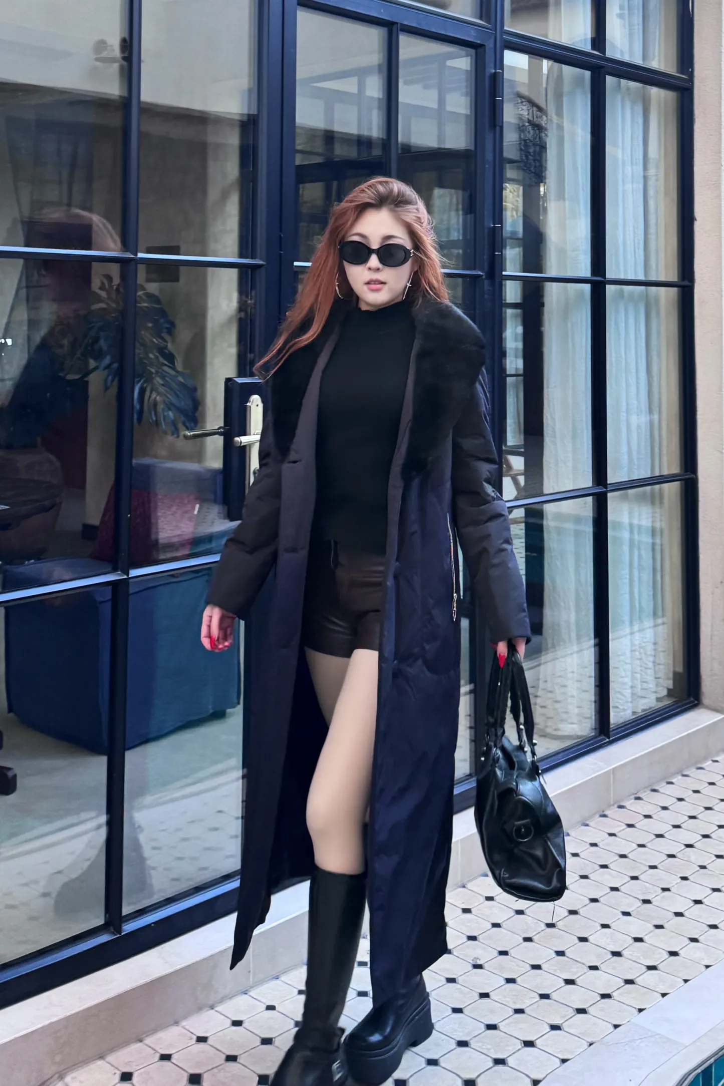 Қара түлкі жағалы ұзын жылы пальто